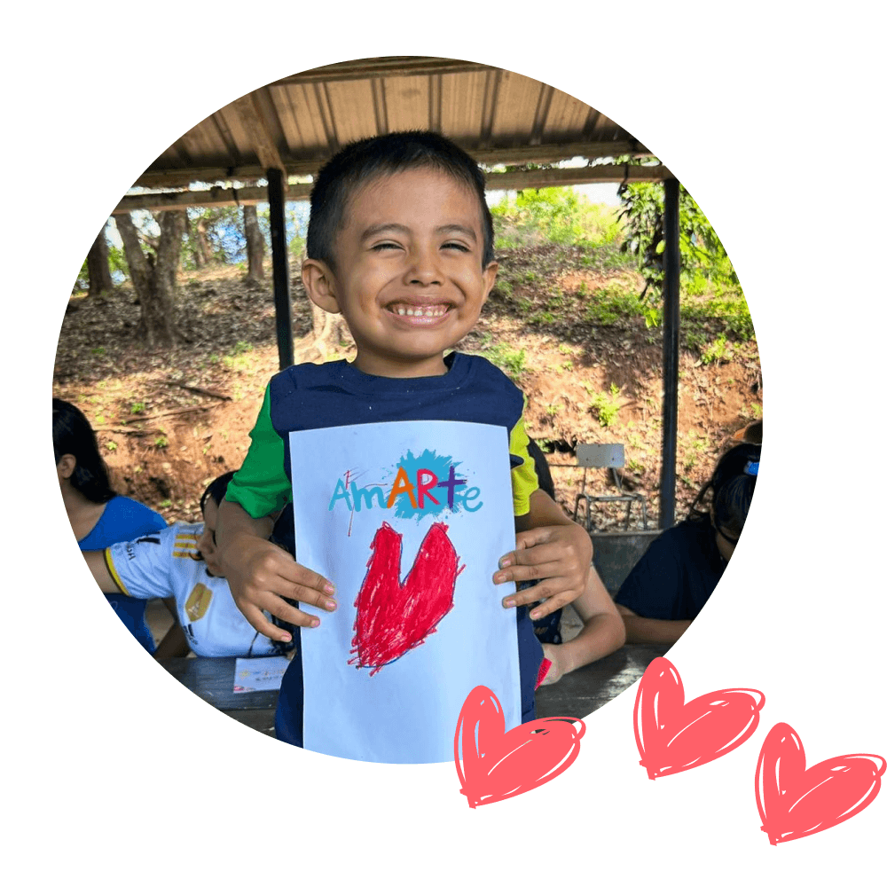 Niño sonriendo con material de arte